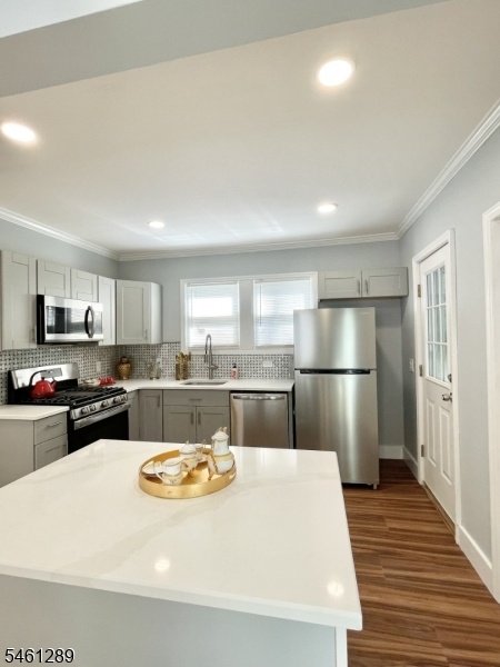 Kitchen w Island
