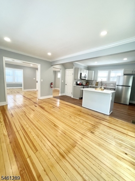 Diningroom w Kitchen
