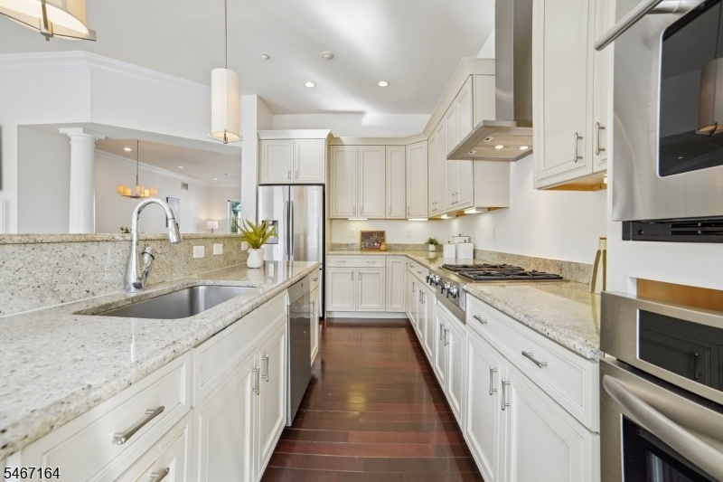 Kitchen w/SS appliances