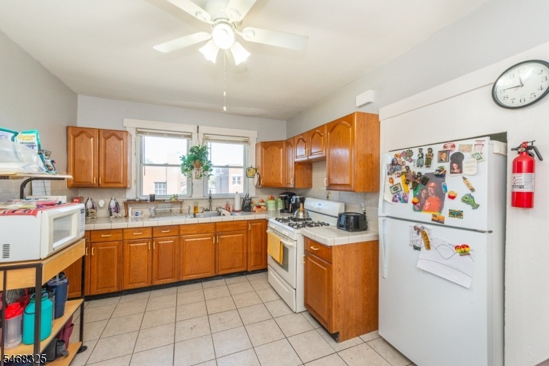 FLOOR 2 LEFT KITCHEN