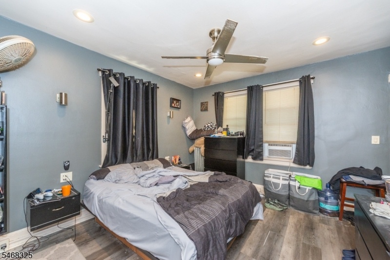 FLOOR 2 RIGHT BEDROOM 1