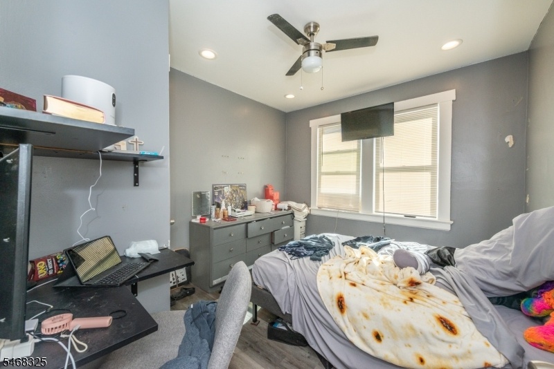 FLOOR 2 RIGHT BEDROOM 2