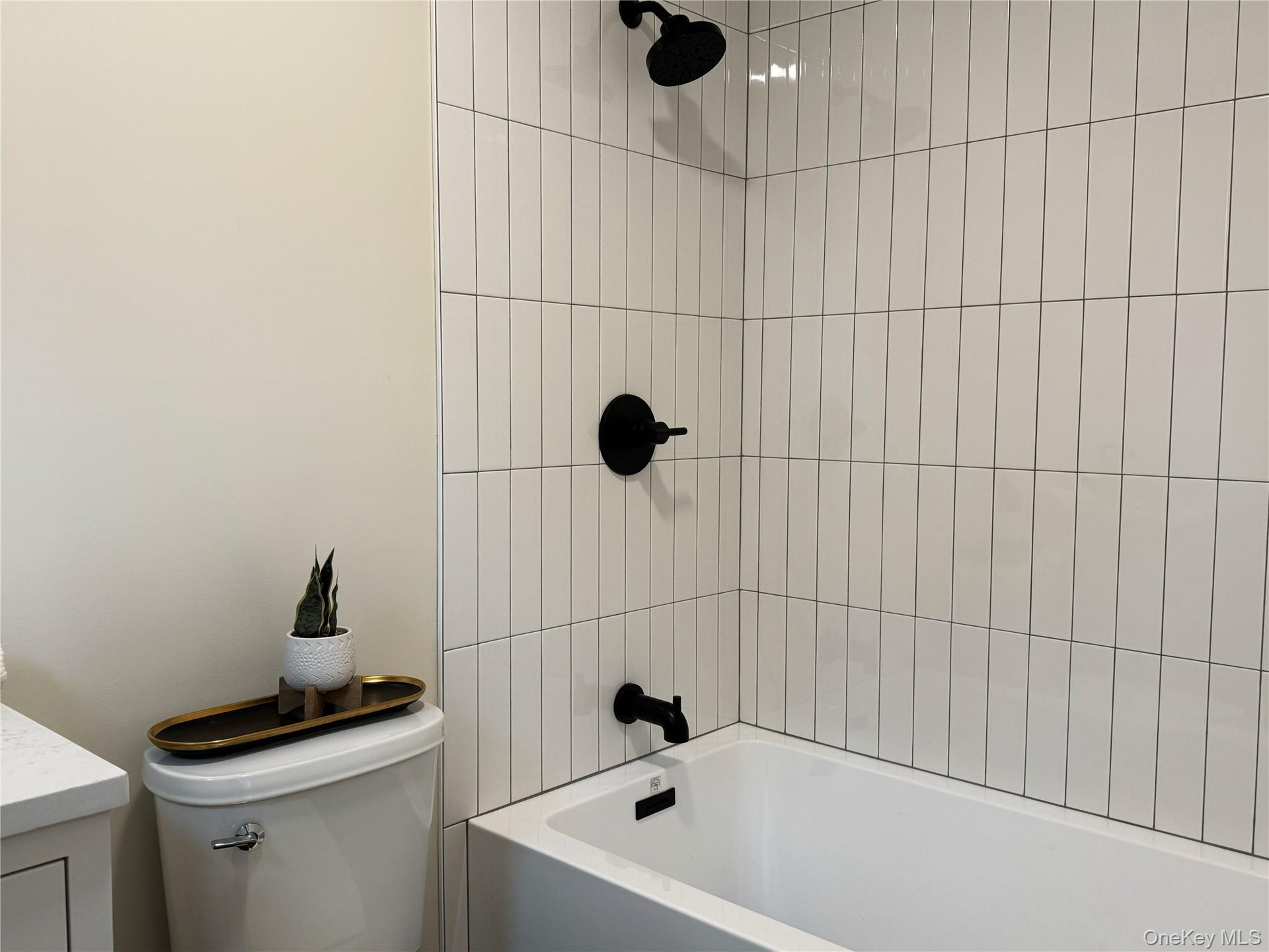 full bath off hallway and adjacent to bedroom
