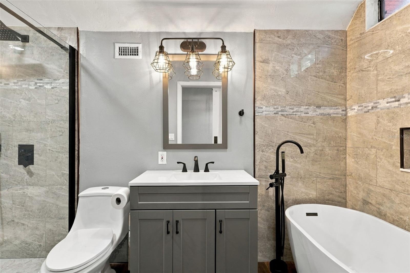 UPSTAIRS BATHROOM