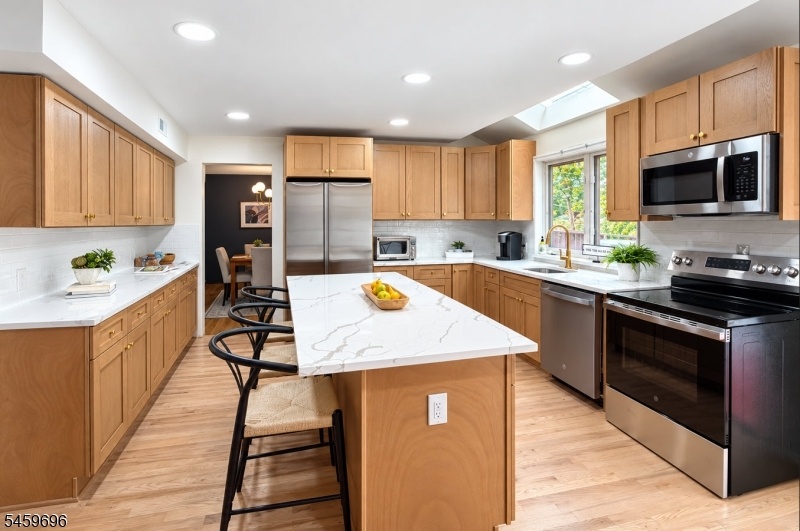 Newly Renovated Eat-In Kitchen