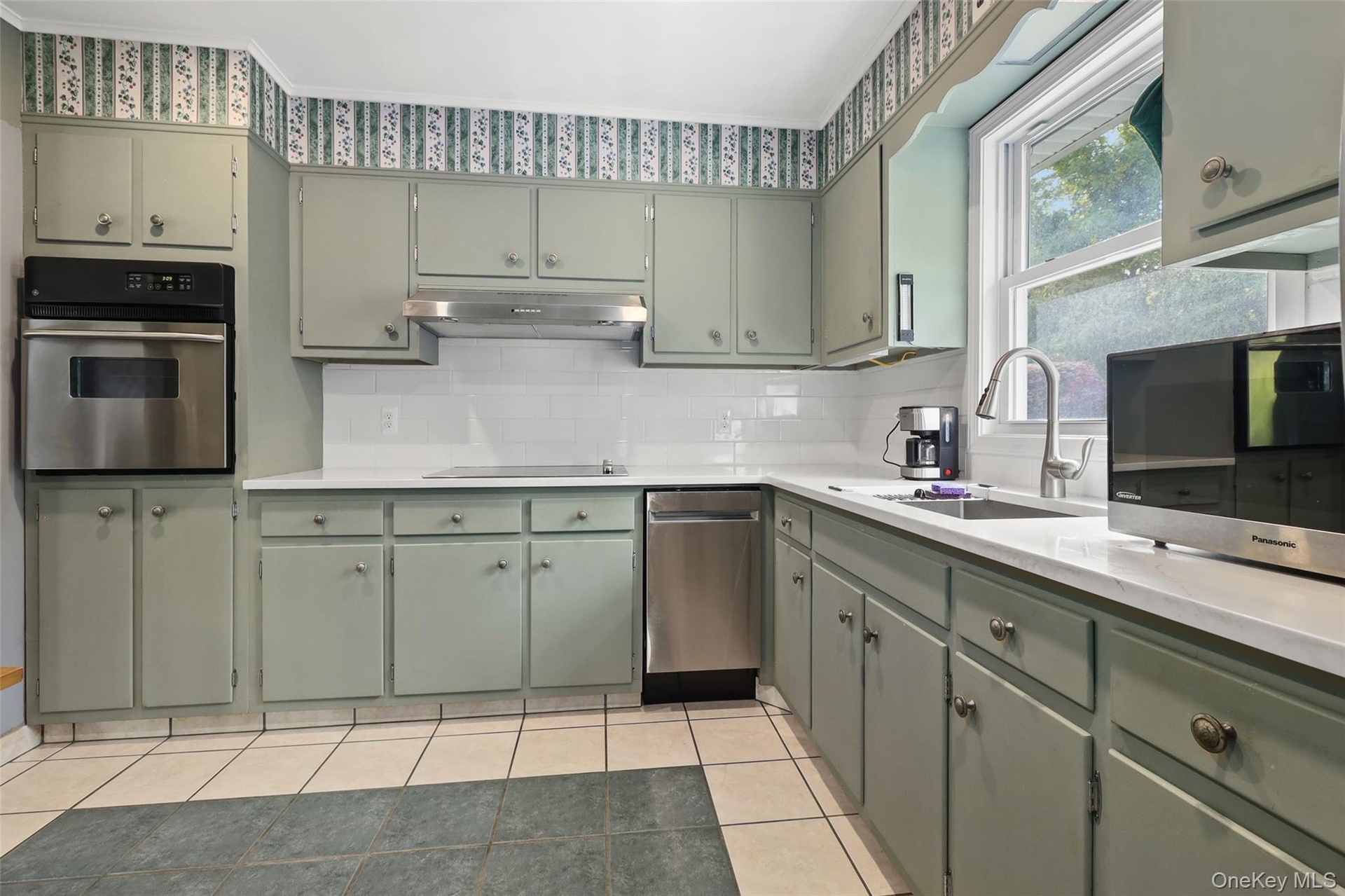 Kitchen with beautiful Quartz counter tops