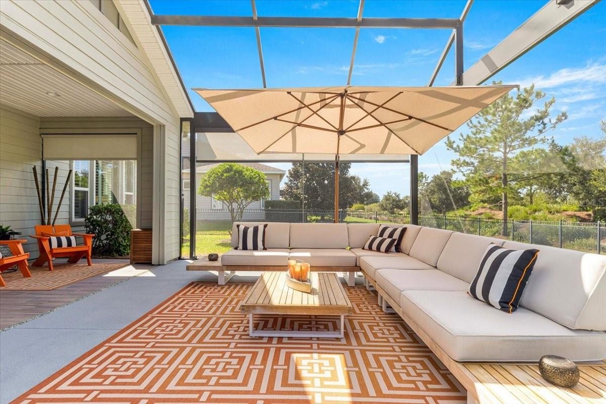 Large Screened Indoor/Outdoor Living Area