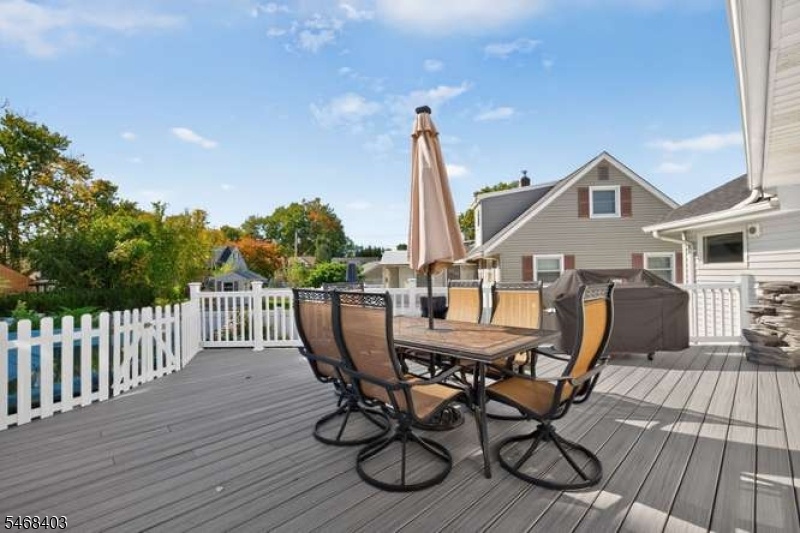 EXPANSIVE DECK