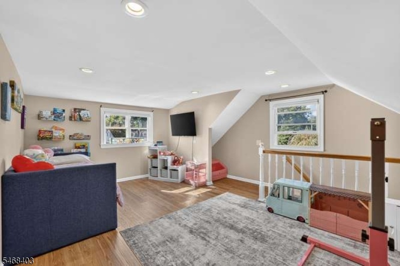 SITTING RM / OFFICE / PLAY RM