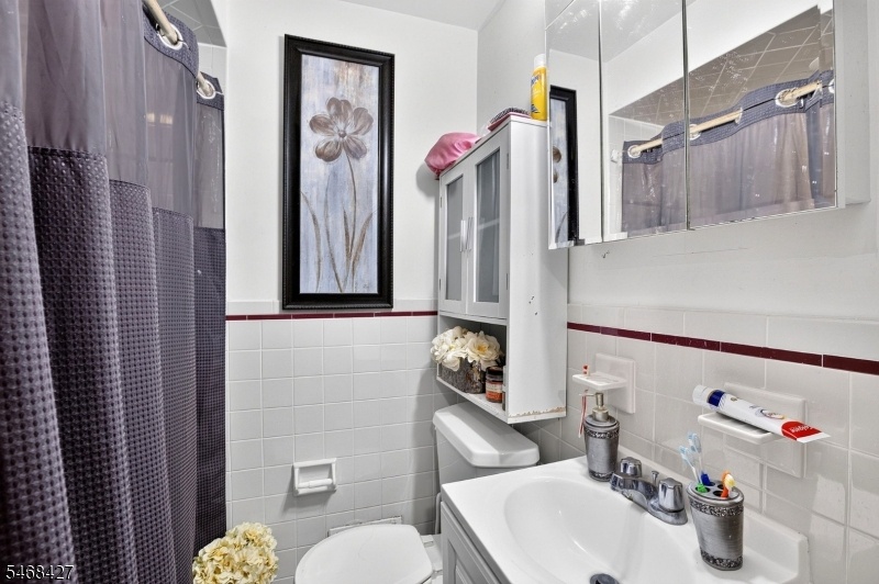 full bathroom unit 1