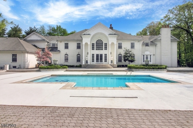 Resort-Like Pool & Spa