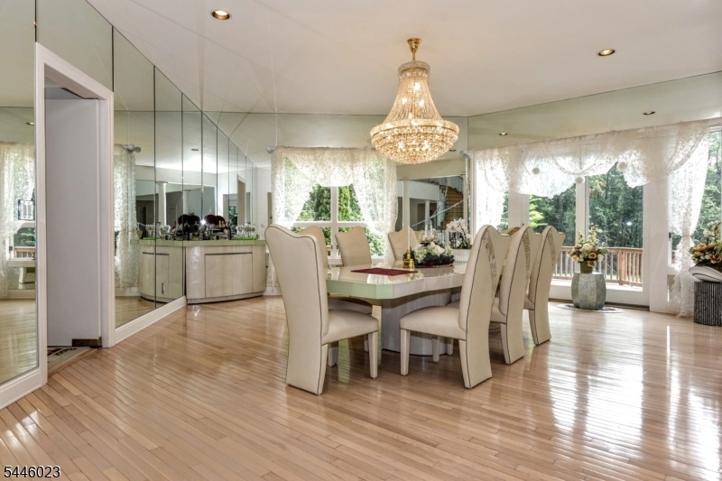 DELIGHTFUL DINING ROOM