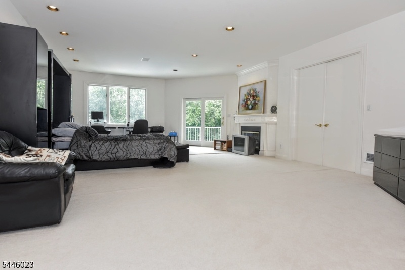 GRAND MBR 2 WALK IN CLOSETS