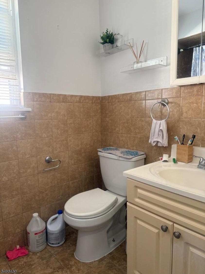 2nd floor master bathroom