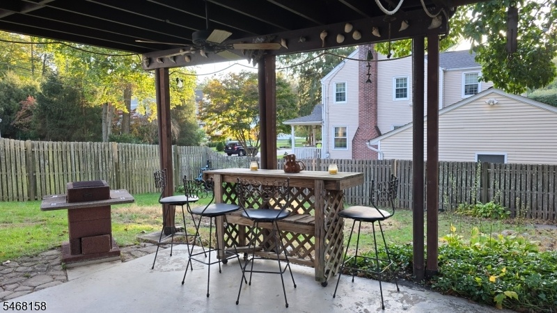 w/ Ceiling fan & built-in BBQ