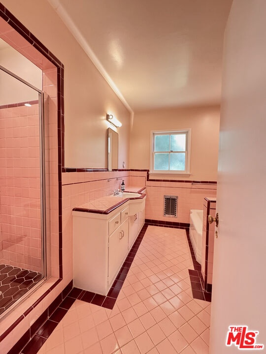 Full-Size Bath [Between Bedroo