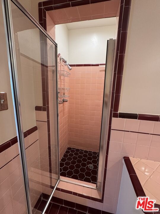 Full-Size Bath [Between Bedroo