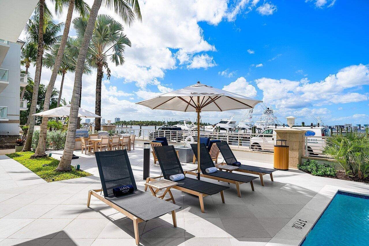 The location completes the picture: close to the Palm Beach Inlet, Peanut Island, Sailfish Marina, beaches, restaurants and everything that makes the 