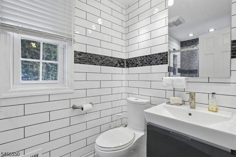 1st Level Full Bath