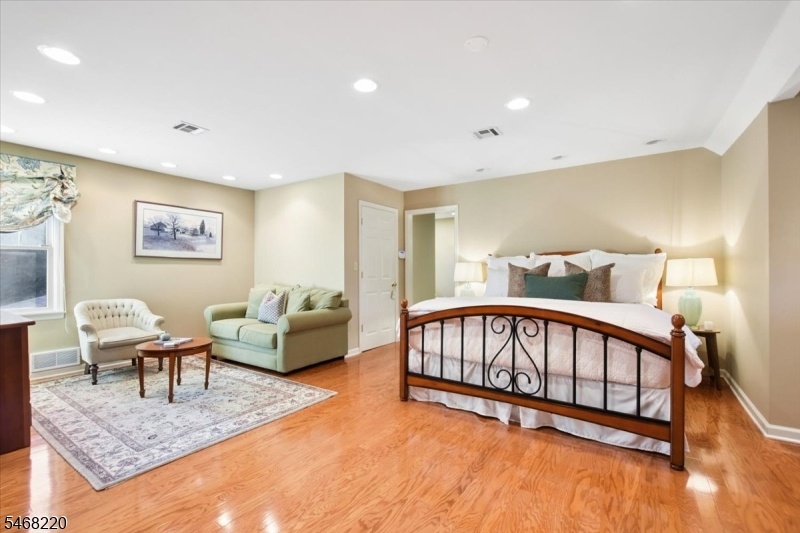 Primary suite w/sitting area
