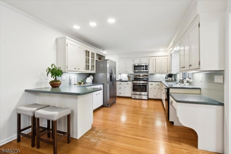 Kitchen w/breakfast bar