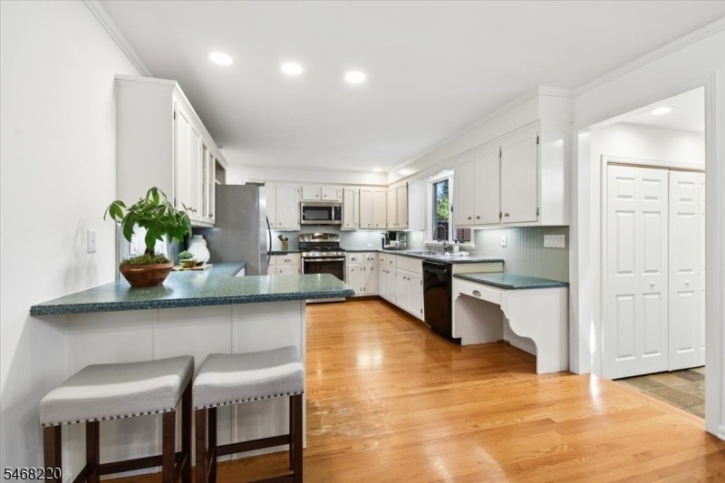 Kitchen breakfast bar