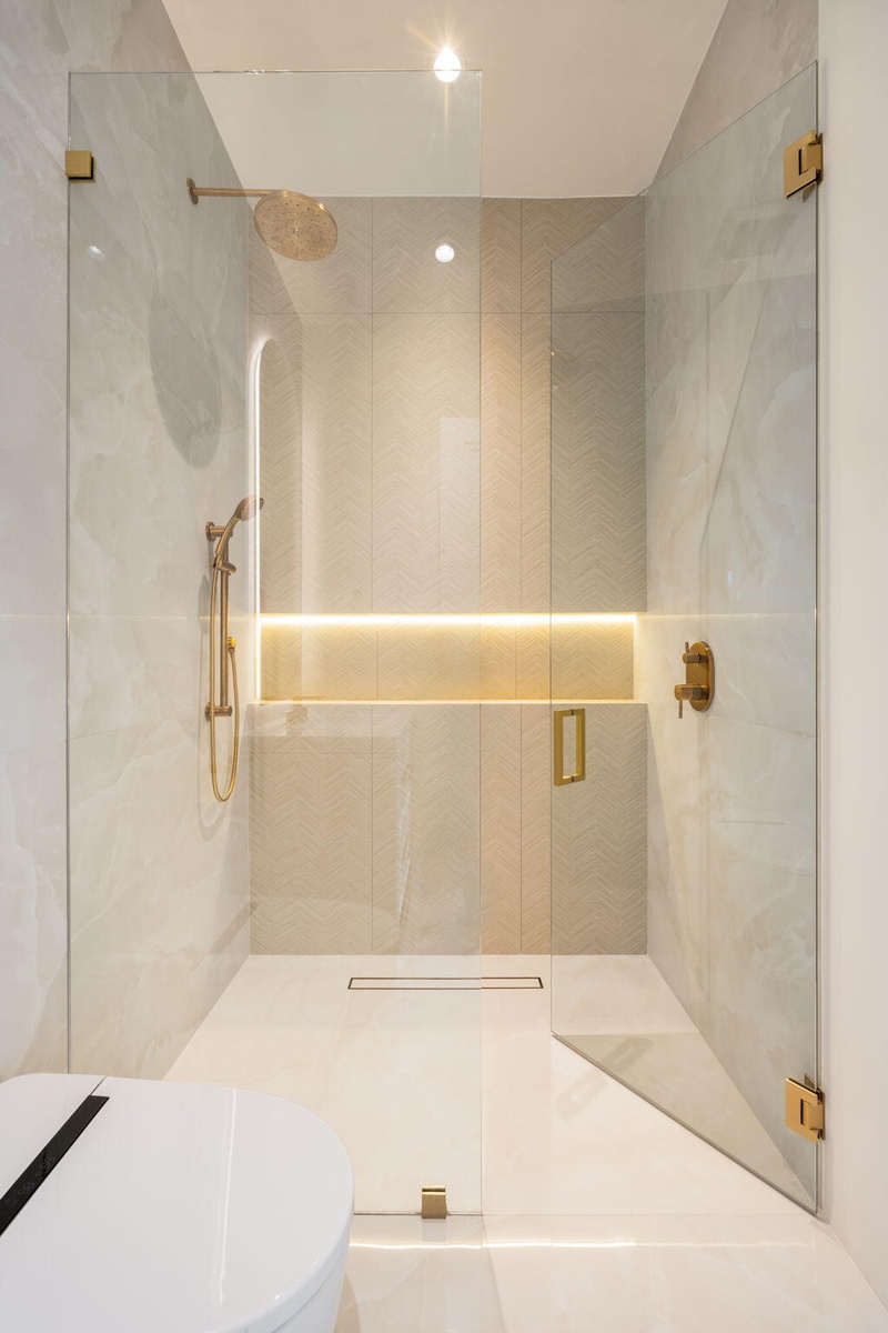 Guest Bath photo 2 - 1st floor