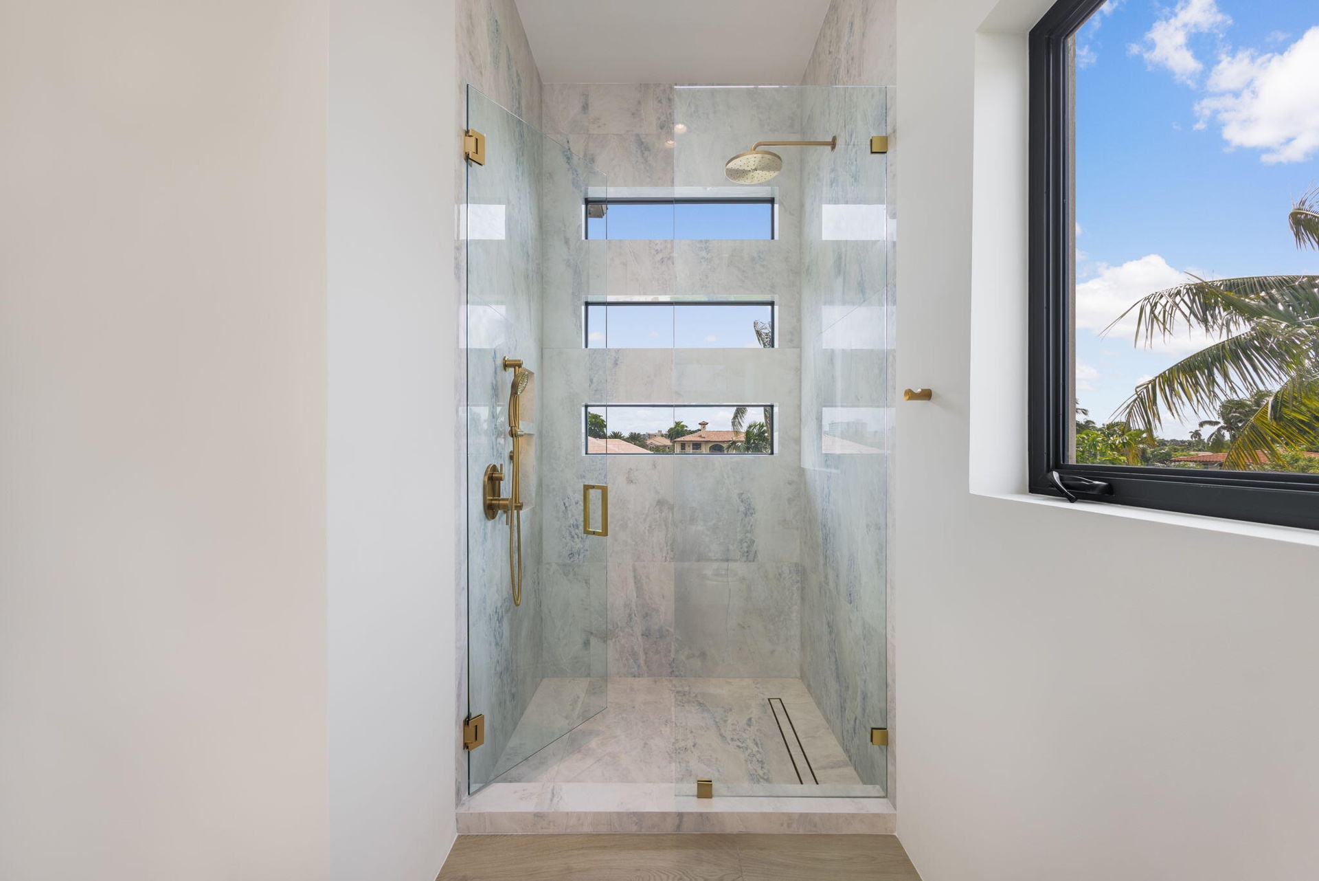 Bath 1 upstairs shower
