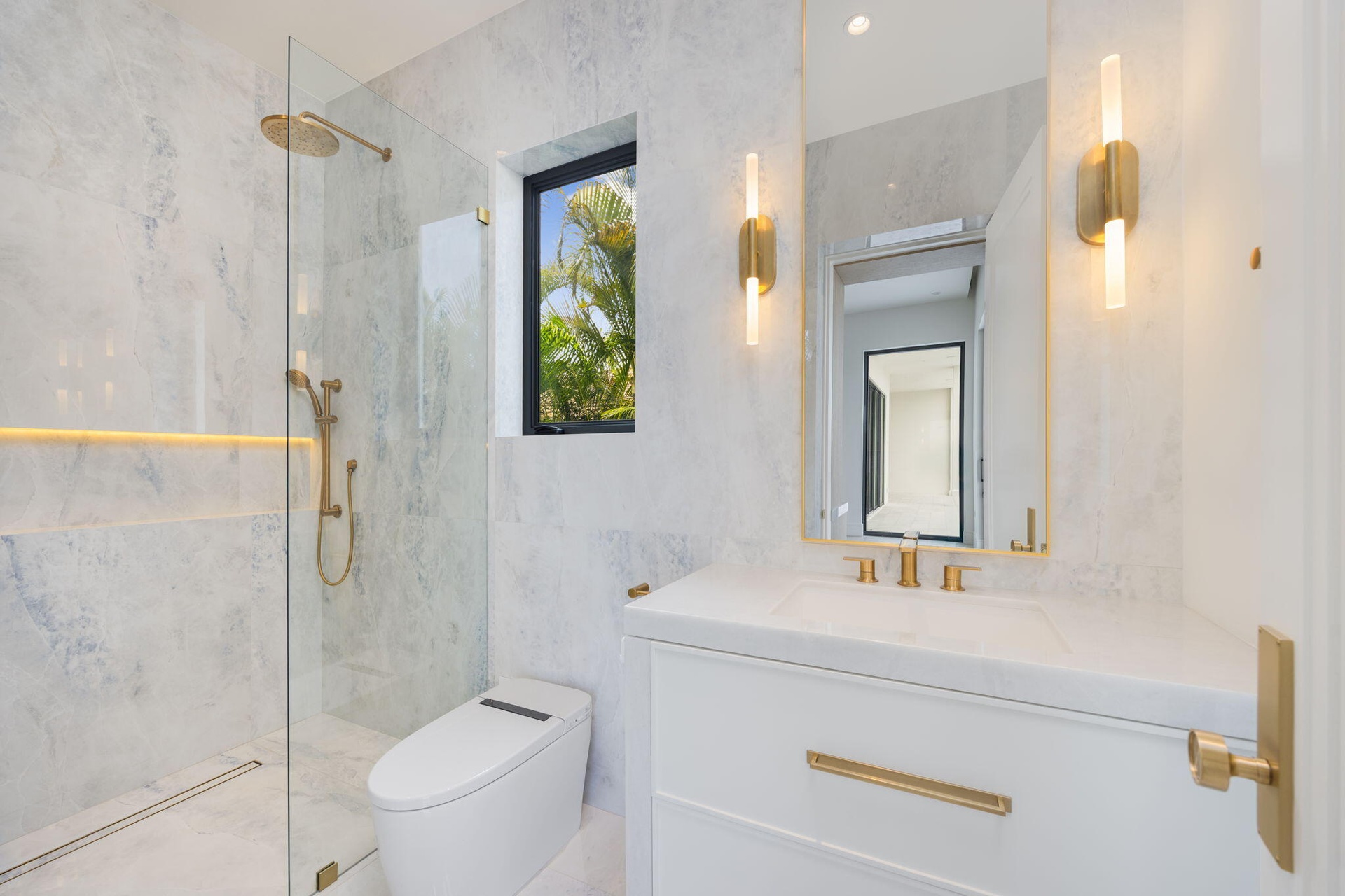 Cabana Bathroom also with access from inside house also with smart toilet