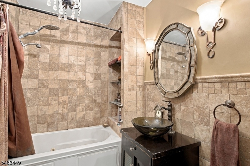 2nd Floor Full Bathroom