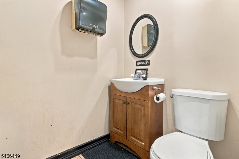 1st Floor 1/2 Bath Male