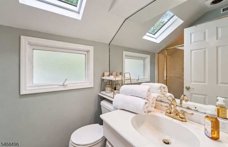 MAIN BATH ON 2ND FLOOR