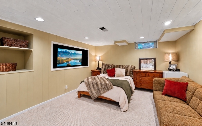FINISHED BASEMENT / REC ROOM
