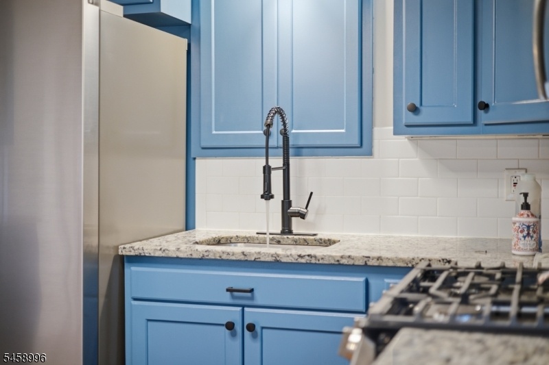 Kitchen Sink / Range