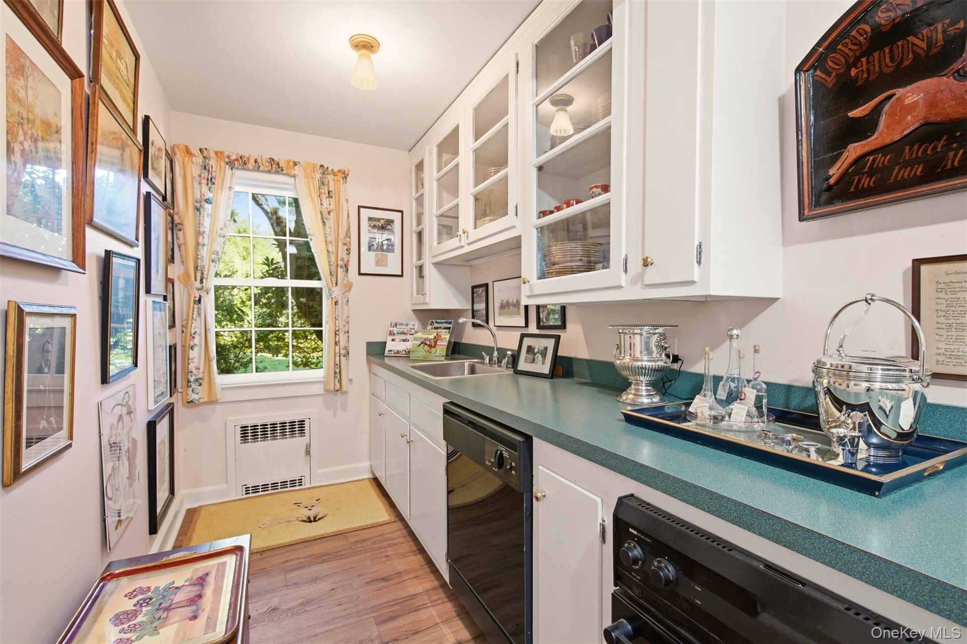 Butlers pantry/wet bar area with dishwasher, oven and sink