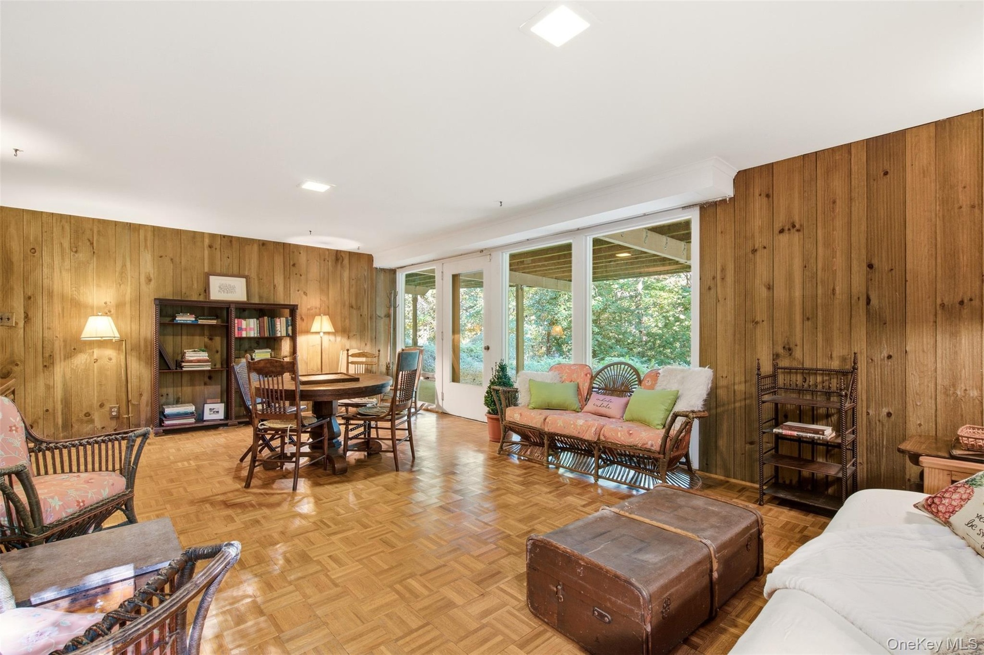 Cozy Lower Level W/ Wood Burning Stove & Access To Backyard