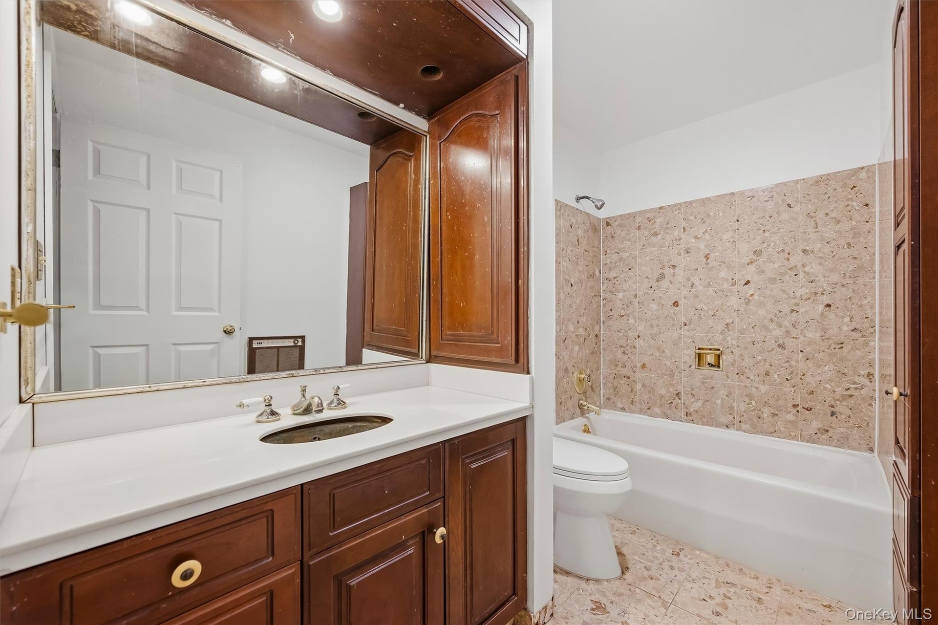 Full Bathroom in Main Barn Lounge