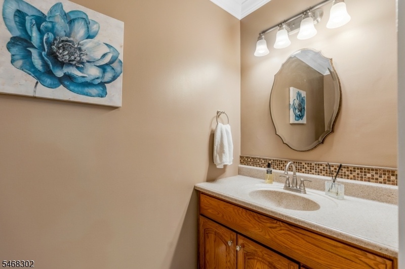 POWDER ROOM, 1ST FLOOR