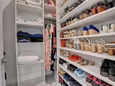 Main Bedroom Walk In Closet