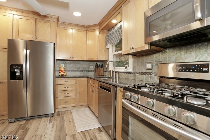 Modern Eat-In Kitchen