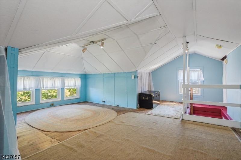 Enormous bonus room