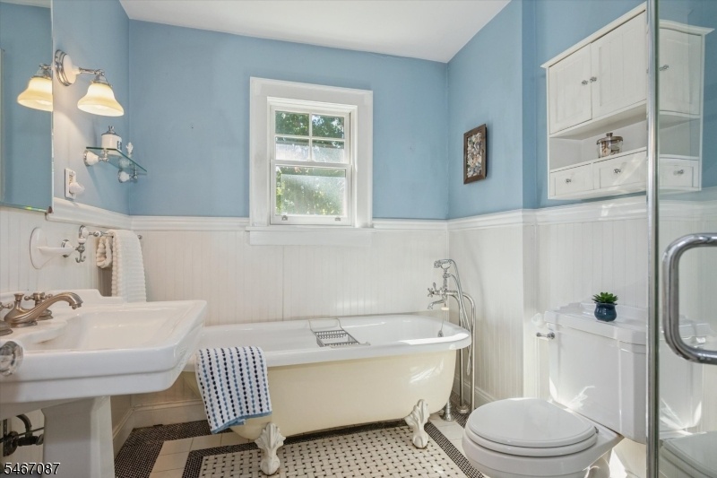 Beautiful bath w/claw tub