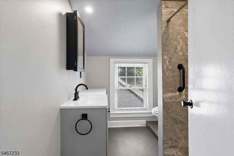 Unit 2 Full Bath