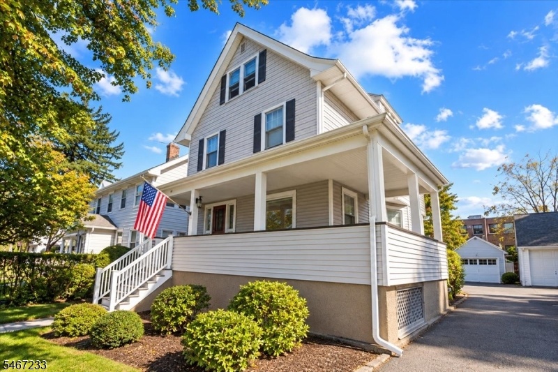 Exterior & Driveway