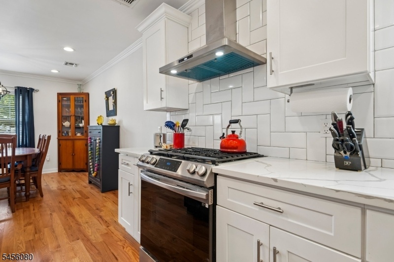 Eat-In Kitchen w/Center Island