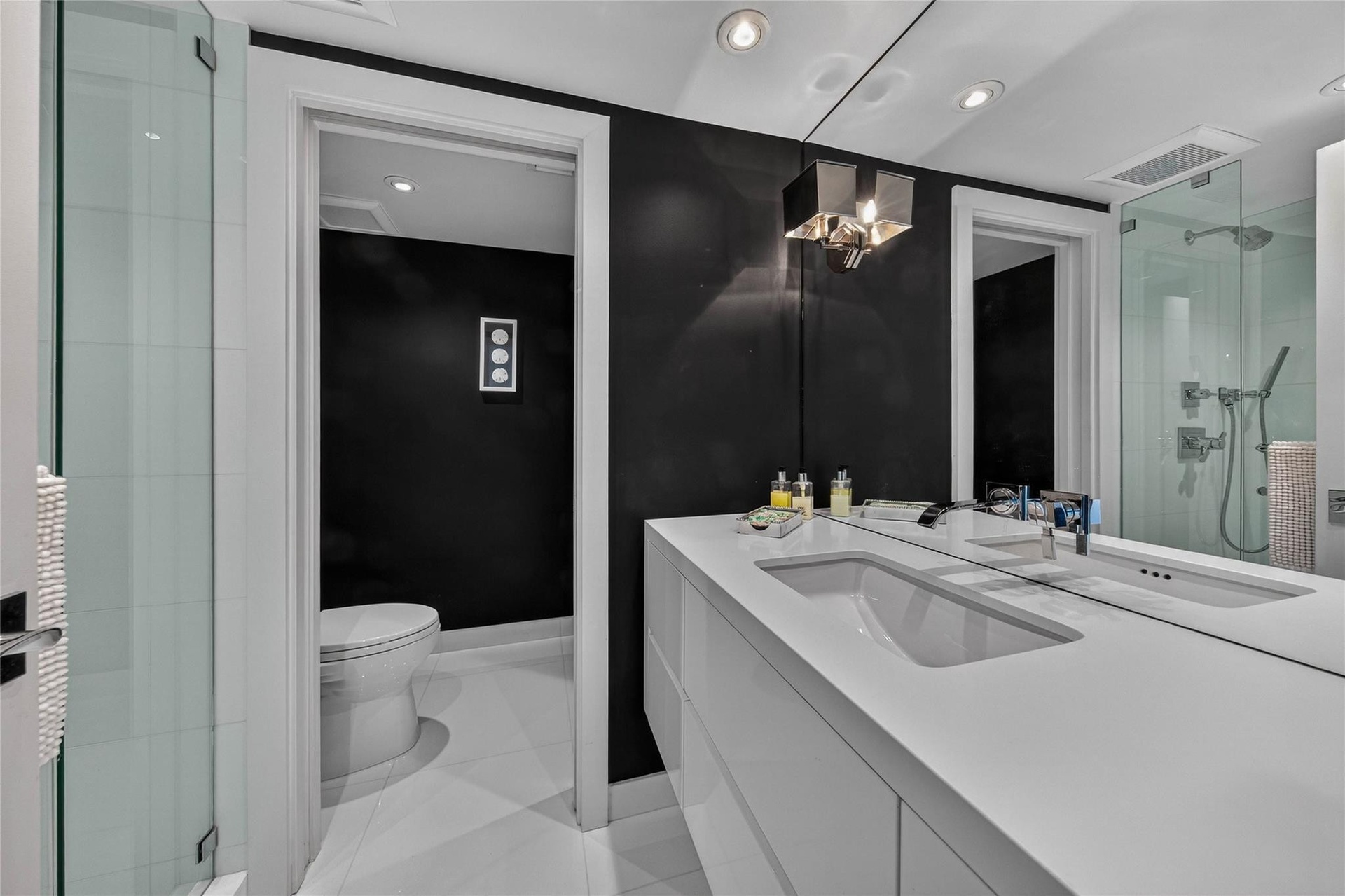 Full Guest Bathroom Off Of The South Side Den