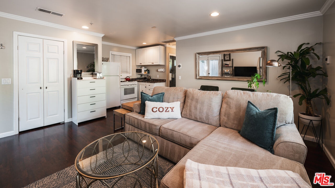 Guesthouse — living room and k