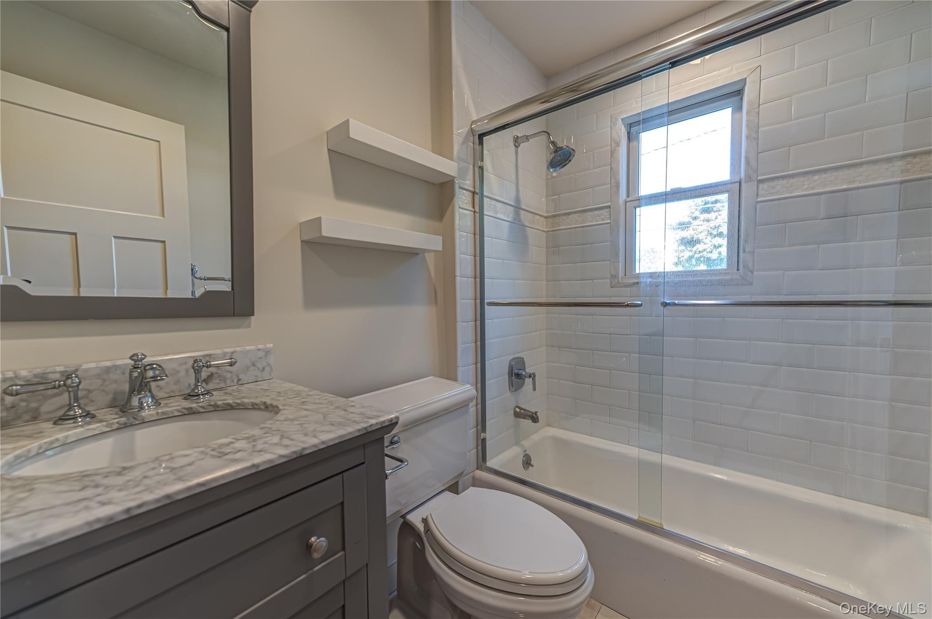 2nd Bedroom Ensuite Bath tub/shower combo