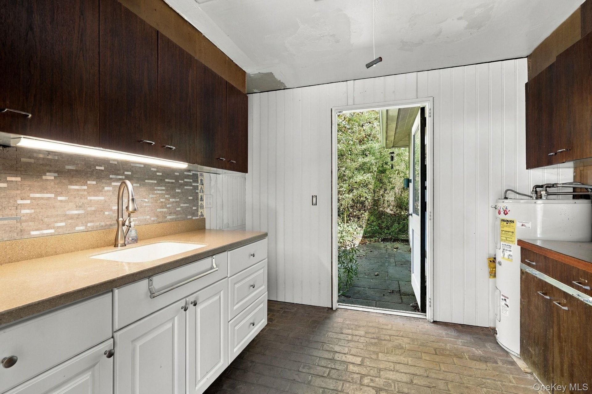 Kitchen in Teahouse Guest House with patio out the back door