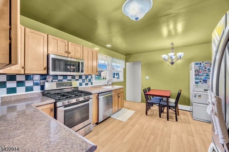 eat in kitchen